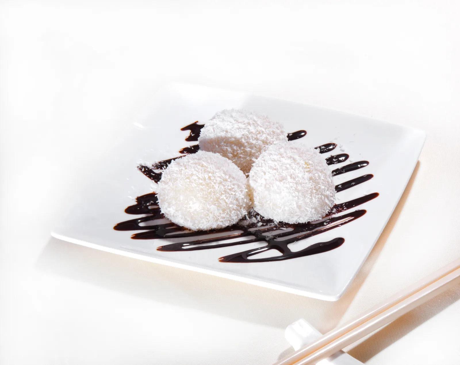 Steamed glutinous rice balls with vanilla and coconut cream filling